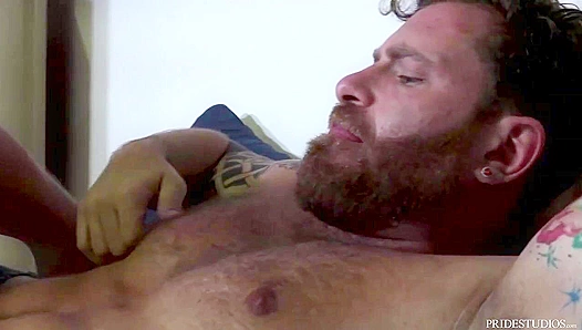 Morning Wake-Up Call: Chandler Greets Sleepy Riley with Big Dick Energy – XXL Dicks