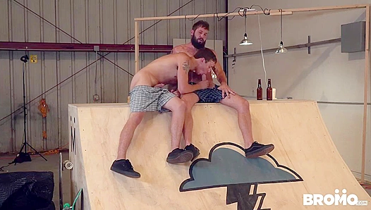 Sweaty bareback passion as Zach Country Jeff Powers go wild – BromoUS