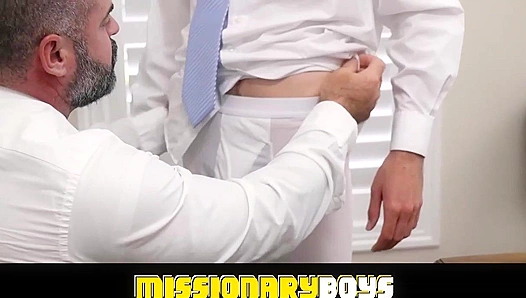 Horny Older Guy Blissfully Takes a Massive Cum Shot – MissionaryBoys