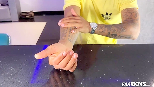 Muscle God Dani Reynolds Shows Off Strength in Steamy Gay Encounter – EastBoys