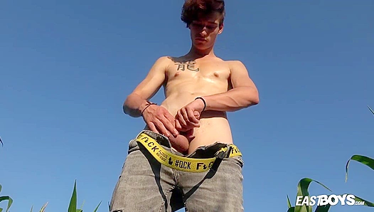 Hottie Johnny Walsh Shows Off His Hot Body Outside – EastBoys 18+