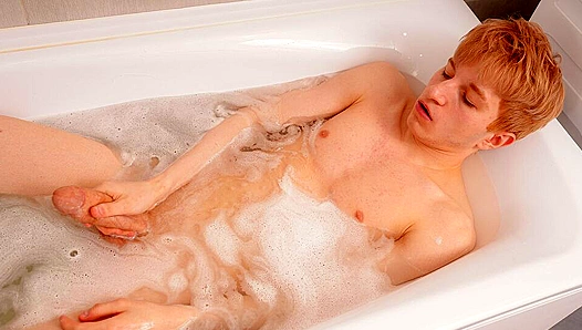 Steamy Showdown: Alpan Stone Philip Kiss Dominate a Hung Bath Beauty – 18+