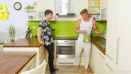 Hot in the Kitchen: Larry Elliots Steamy Ass Workout – GayPornHeat 18+