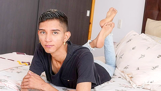 Spreading Wide for Pleasure: Nicolas Greeys Wild Masturbation Session – BoyFun
