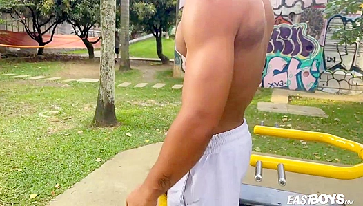 Damond Browns Pregame Pump: Bulging Muscle Solo Stroke Action – EastBoys 18+