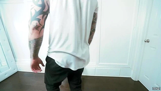 Jeremy Spreadums Seduces Straight Jordan Levine in Steamy Gay Encounter – 18+