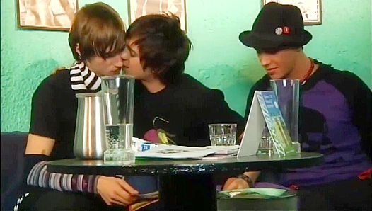 Stephen Blakes Hot Emo Vibes Ignite a Wild Threesome – Gay XXX