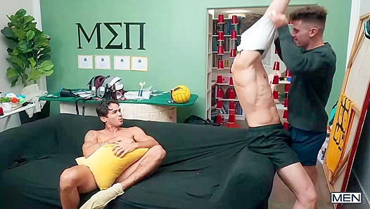 Ashton Summers Takes Double Penetration in Wild Gay Threesome – 18+
