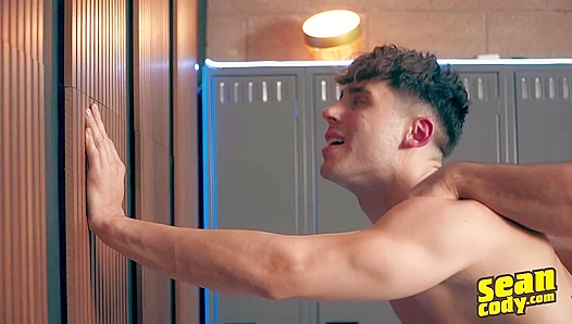 Steamy Locker Room Encounter: Axel Michael Go Wild – SeanCodyX