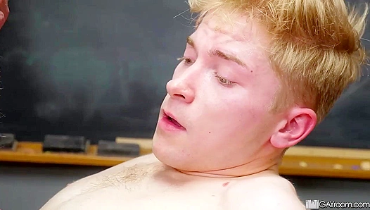 Zacc Andrews Gives Jeremiah Cruze a Steamy Blowjob Lesson – GayXXX