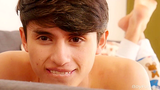 Barn Burning Passion: Justin Host Ollie Go Wild – Steamy Gay Action 18+