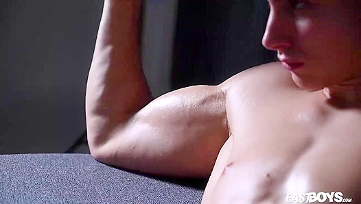 Emilion Reynolds Shows Off His Chiseled Physique – EastBoys 18+