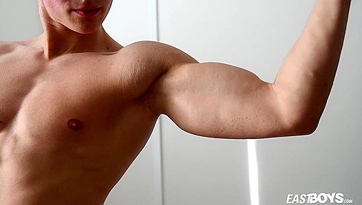 Emilion Reynolds Shows Off His Chiseled Physique – EastBoys 18+