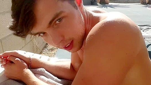 Huge Muscle Stud Shows Off His Thick Veiny Pole – MachoMusculosos 18+