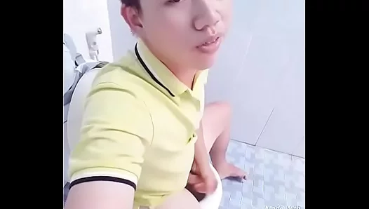 Steamy Office Encounter: Asian Dude Takes Bosss Dick During Lunch –
