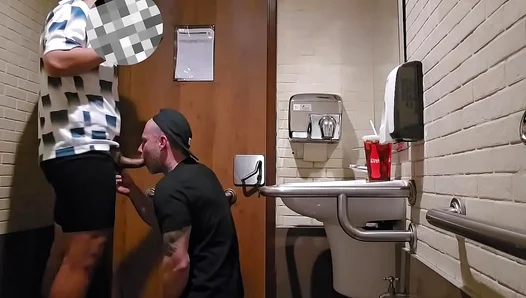 Public Pit Stop Pleasure: Amateur Takes Big Dick Up the Ass in Mall Stall – 18+