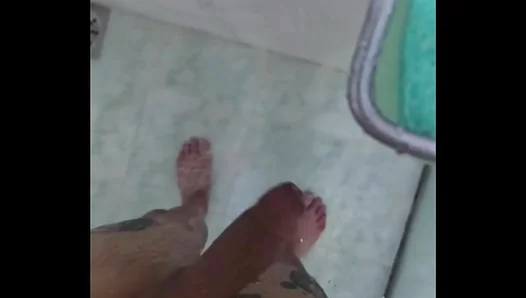 Soaking Hard: L Kings Steamy Solo Bathtub Pleasure – Brazilian AmateurGay