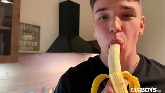 Justin Skyle Delivers Mind-Blowing POV Blowjob to Busty Latin Twink – 18+ Exclusivo