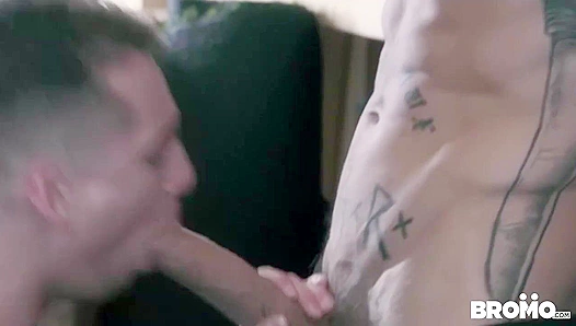 Fit Stud Bo Sinn Stretches Him Wide With Thick Dick – BromoUSA 18+
