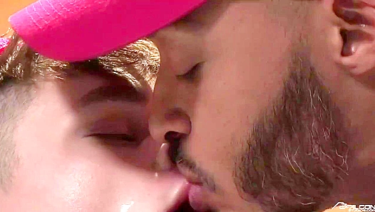 Dillon Diaz Dominates Avid Fan Avery Jones in Steamy Workout Session – Falcon Studios
