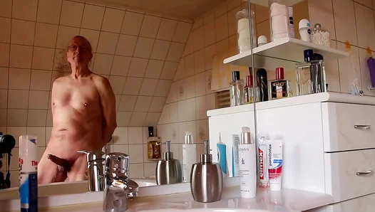 Naked Egg Juggler Pleasures Himself in Hot German Gay Solos – Xclusive Clips