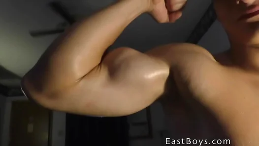 Dylan Flexes Huge Guns in Hot Muscle Worship Fantasy – Big Arms, Hard Body