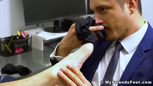 Skyy Knox Flexes While Suit-Wearing Guy Devours His Feet – Hot Fetish Action 18+