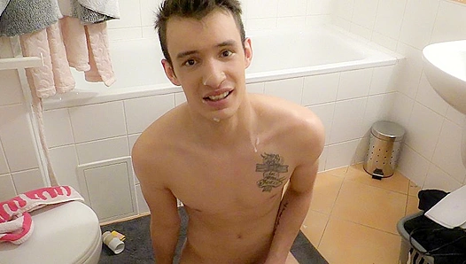 Czech Thirst Trap: Hung Stud Takes Him Hard in the Restroom – XXX Gay