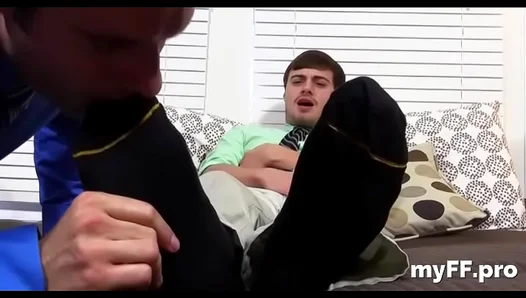 Muscle Stud Indulges His Craving for Feet in Filthy Hardcore Fun – GayFetish 18+