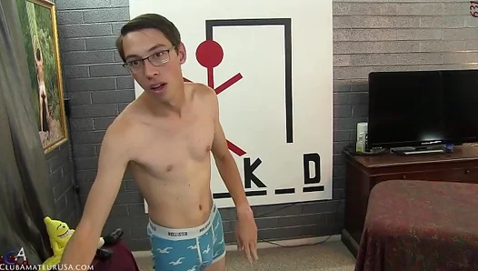 Grahams Tight Hole Stretches Wide for Maximum Pleasure – GayPornX 18+