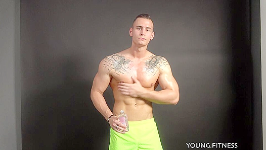 Oiled-Up Asian Stud Shows Off Glistening pecs – Sexy Muscle Action 18+