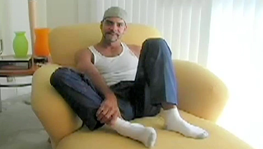 Julians Hot Solo Session: A horny man over 30 jacks off fast – PureGayX 18+