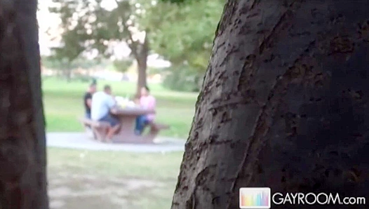 Mystery Muscle Guy JERKS OFF Hidden in the PARK – Raw Gay Voyeur Clip