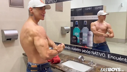 Jhon Biancos Hot Muscle Tease: Sexy 18+ Flexing Action – TinyGays