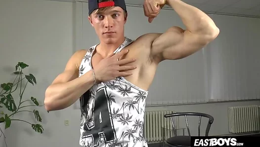 Larry McCormick Shows Off Hot Muscle Gains – Nude Twink Flex 18+