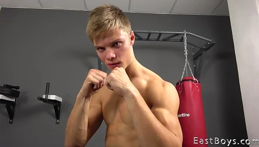 Hot Muscle Audition: Leo Jonas Shows Off That Ripped Body – Fresh Meat Casting