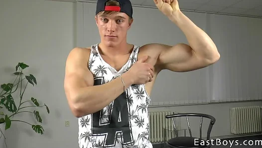 Cutie Larry Flexes Hard While Giving Next-Level Blowjob Magic – GayPornHub 18+
