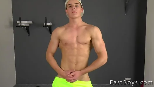 Muscle Teen Strips Down in Hot Solo Workout Session – GayFitnessCast 18+
