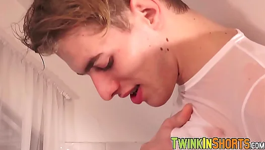 Twink Takes Blowjob From Tattooed Stud While Packing Heat – GayPornHub 18+