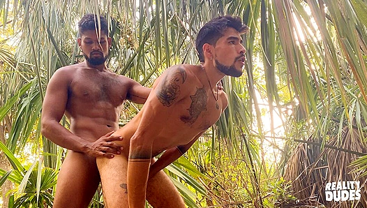 Benjamin Damian Go Wild—Mutual Blowjob Under the Trees – GayPornWoodland
