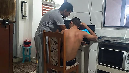 TWINK NERD RECEIVES THE INTERNET TECHNICIAN AT HOME AND HAS SEX WITH THE WORKER