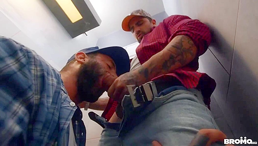 Ryan Bones Markus Kage Go Wild—Steamy Bathroom Encounter – TinyGays 18+